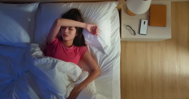 アジアの女性は不眠症で — ストック動画