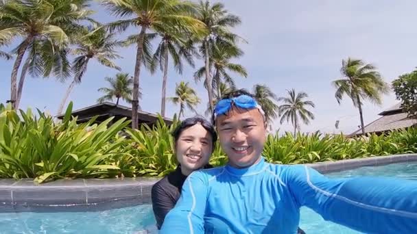 Asiatiska par i poolen — Stockvideo