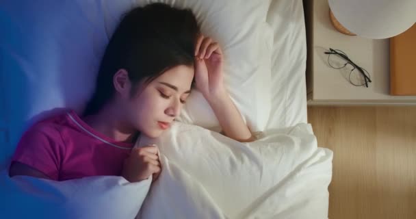 Asiática mulher dormir bem — Vídeo de Stock