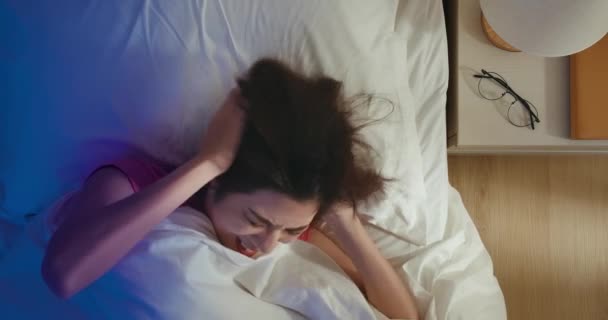 Азіатська жінка має безсоння — стокове відео