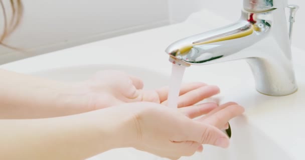 Sluiten van de handen wassen — Stockvideo
