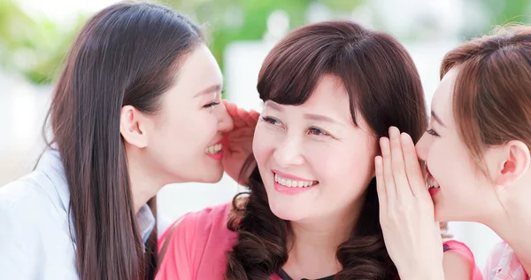 Zwei Töchter Sprechen Hause Fröhlich Mit Ihrer Mutter — Stockfoto