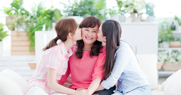 Due Figlie Baciano Mamma Felicemente Casa — Foto Stock