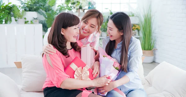 Dvě Dcery Dávají Mámě Překvapení Oslavují Den Šťastné Matky Doma — Stock fotografie
