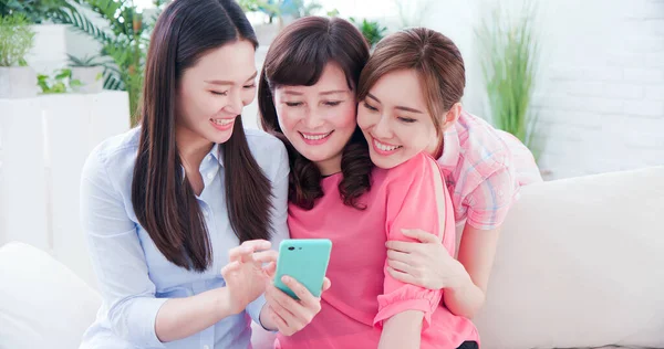 Lányok Mutatják Anyu Hogyan Kell Használni Smartphone — Stock Fotó