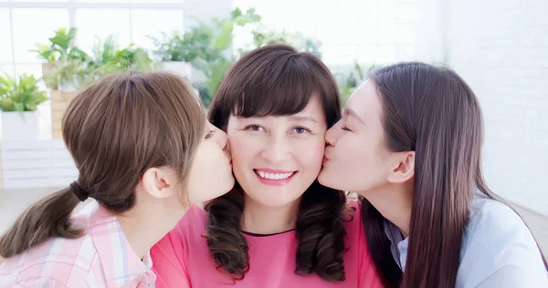 Zwei Töchter Küssen Ihre Mutter Glücklich Hause — Stockfoto