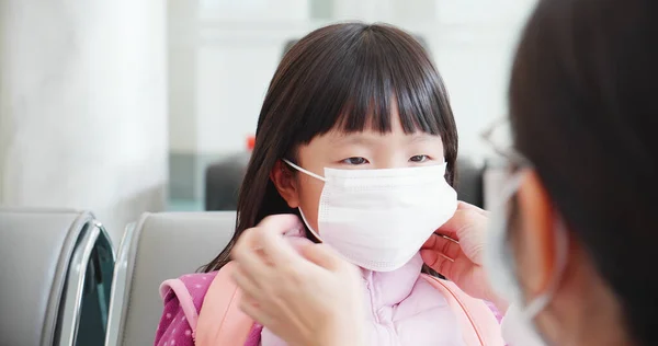 Asian Parents Wear Masks Children Because Transmissible Infectious Diseases Indoor — Stockfoto