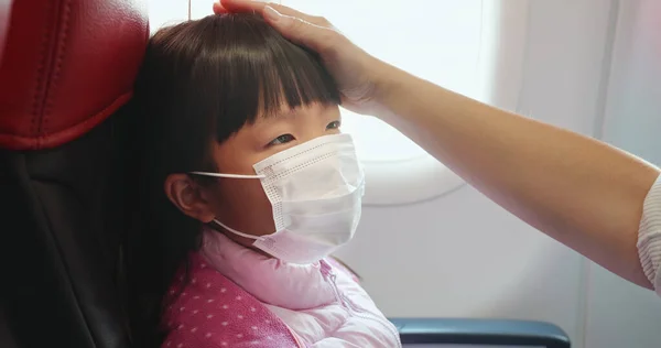 Aziatische Ouders Dragen Maskers Voor Hun Kinderen Als Gevolg Van — Stockfoto