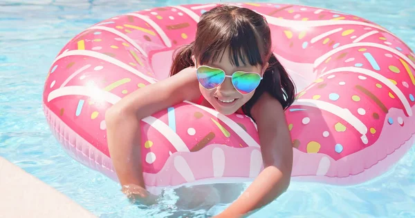 Carino Ragazza Giocare Con Galleggiante Anello Piscina — Foto Stock