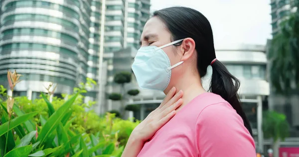 在马来西亚吉隆坡 由于传染性传染病或空气污染 亚洲妇女感到喉咙疼痛 并戴着防护面罩 — 图库照片