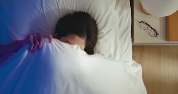 Mujer asiática tiene insomnio — Vídeos de Stock