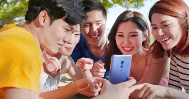 年轻的亚洲少年使用智能手机 — 图库视频影像