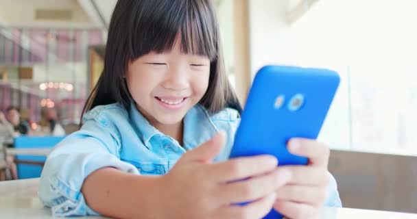 Μικρό κορίτσι χρησιμοποιούν smartphone — Αρχείο Βίντεο