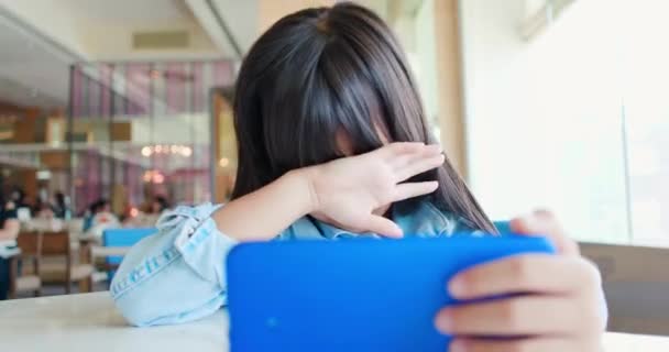 Asijská dívka cítí bolest očí — Stock video