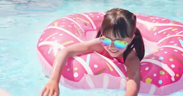 Nettes Mädchen im Schwimmbad — Stockvideo