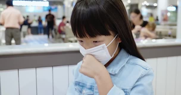 Dívka nosí masku a kašel — Stock video