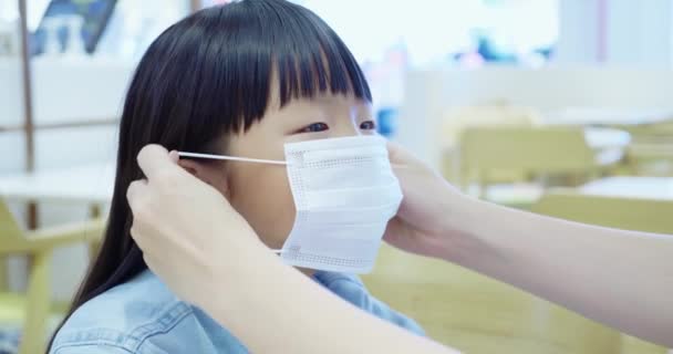 Les parents portent des masques pour les enfants — Video