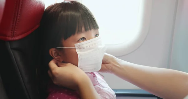 Aziatische Ouders Dragen Maskers Voor Hun Kinderen Als Gevolg Van — Stockfoto