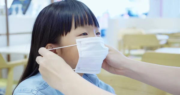 亚洲父母给孩子戴上口罩 因为人群中存在传染性传染病 — 图库照片