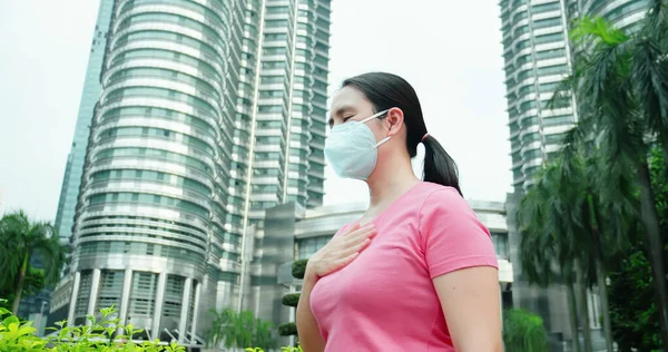 Азиатская Женщина Чувствует Боль Горле Носит Защитную Маску Лица Инфекционных — стоковое фото
