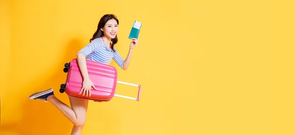 Reisefrau Lächelt Glücklich Mit Koffer Und Reisepass Vor Gelbem Hintergrund — Stockfoto