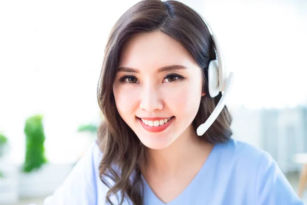Sonriente Joven Mujer Asiática Mirando Cámara Haciendo Una Videoconferencia Concepto —  Fotos de Stock
