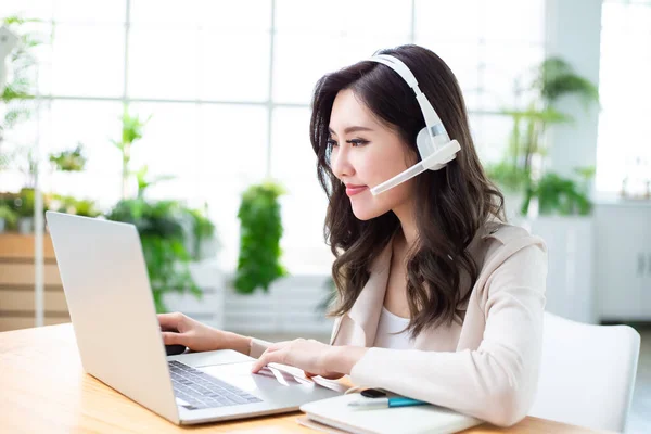 Concept Télétravail Femme Asiatique Utilisent Ordinateur Micro Casque Pour Joindre — Photo