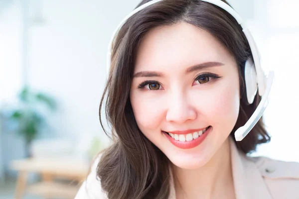 Sonriente Joven Mujer Asiática Mirando Cámara Usar Auriculares Micrófono Concepto —  Fotos de Stock
