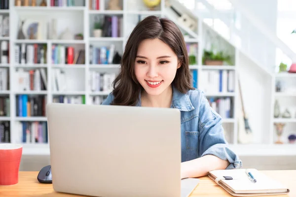 聪明的亚洲女学生对网上课程和在家里用手提电脑搜索信息感到满意 — 图库照片