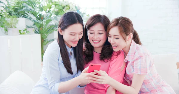 Filhas Mãe Olhar Smartphone Feliz Casa — Fotografia de Stock