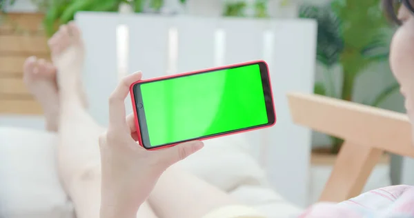 Frau Nutzt Smartphone Mit Grünem Bildschirm Hause — Stockfoto