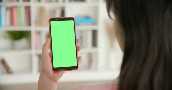 Vrouw Gebruik Smartphone Met Groen Scherm Thuis — Stockfoto