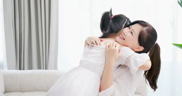 Азіатська Дочка Дає Мамі Обійматися Щасливо Посміхатися — стокове фото