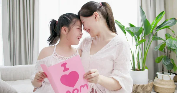 Azjatycki Córka Dziewczyna Dać Karty Dla Jej Matka Szczęśliwy — Zdjęcie stockowe