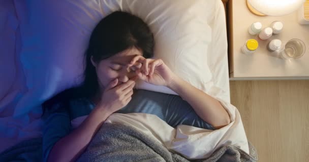 Mulher estava chorando na cama — Vídeo de Stock