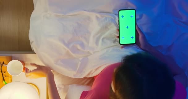 Mujer asiática uso smartphone — Vídeos de Stock