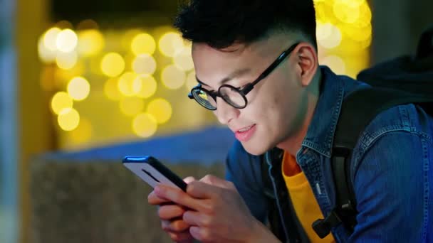 Hombre utilizar el teléfono inteligente al aire libre — Vídeo de stock