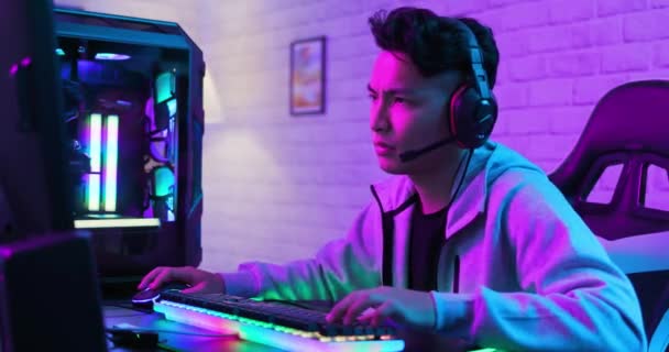 Asiatique gamer a yeux douleur — Video