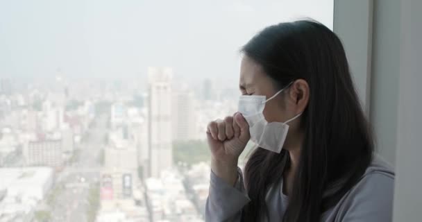 Woman coughs and wears mask — Stock Video