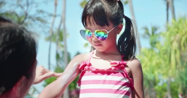 Aplicar protector solar en el brazo de la chica — Vídeos de Stock