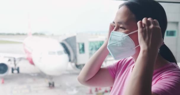 Mujer usar máscara en el aeropuerto — Vídeos de Stock