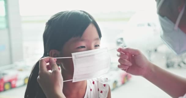 Los padres usan máscaras a los niños — Vídeo de stock