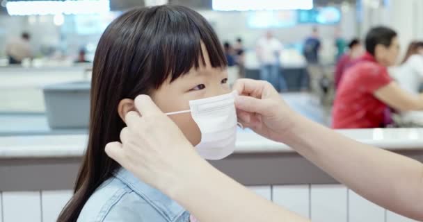 I genitori indossano maschere ai bambini — Video Stock