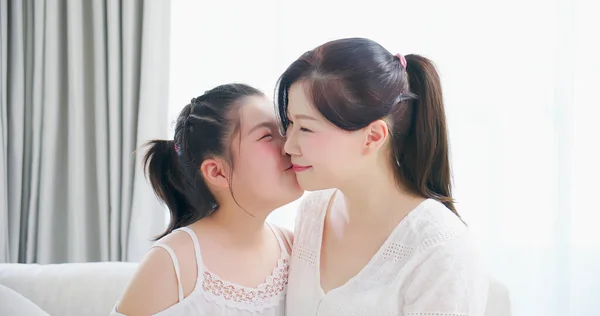 Азиатская Дочь Девочка Поцелуй Мама Нежно Счастливо Улыбаться — стоковое фото