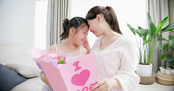 Asiatico Figlia Ragazza Dare Carta Regalo Suo Mamma — Foto Stock