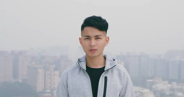 Asiatisk Man Ser Till Dig Och Stå Dimma Grund Luftföroreningar — Stockfoto
