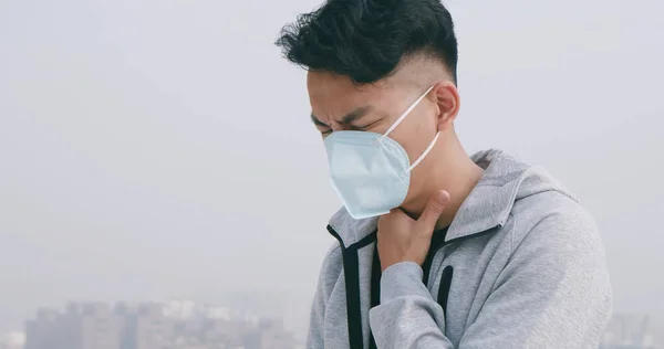 Asiatisk Man Känner Ont Halsen Och Bär Skyddande Ansiktsmask Grund — Stockfoto