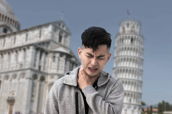 アジア人男性は喉の痛みを感じるイタリアで感染症が伝染するため — ストック写真