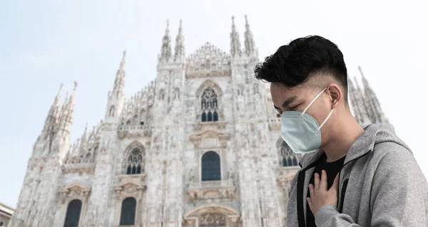 Asiatisk Man Känner Smärta Lungan Och Bär Skyddande N95 Mask — Stockfoto