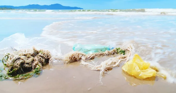 Rifiuti Plastica Usa Getta Spazzatura Sulla Bellissima Spiaggia — Foto Stock